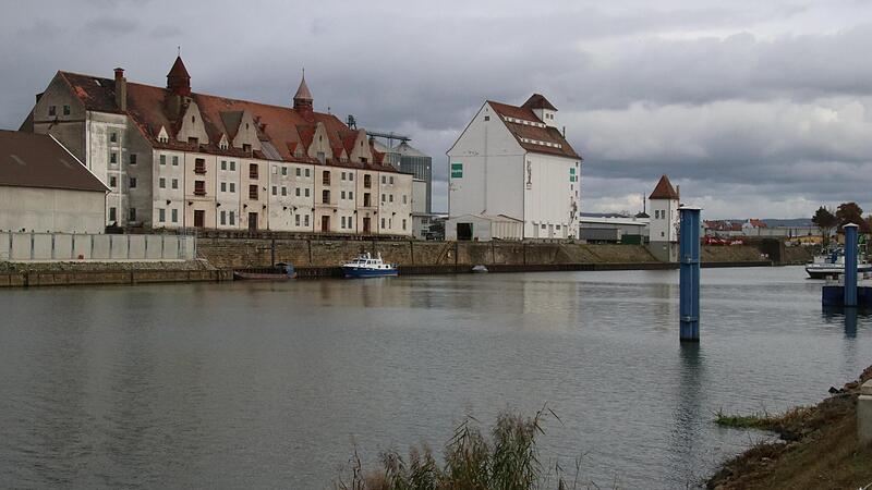 Das ehemalige städtische Lagerhaus am Hafen und das Getreidesilo (rechts) sind Problem-Denkmäler in Bamberg. Das ehemalige städtische Lagerhaus am Hafen und das Getreidesilo (rechts) sind Problem-Denkmäler in Bamberg.