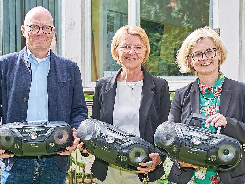 Stefan Echinger, Administrativer Direktor LIfBi (l.), überreichte gemeinsam mit Bildungsreferentin Gabriele Kepic (r.) fünf CD-Player an die Schulleiterin der Erlöser-Mittelschule, Elke Barth. Stefan Echinger, Administrativer Direktor LIfBi (l.), überreichte gemeinsam mit Bildungsreferentin Gabriele Kepic (r.) fünf CD-Player an die Schulleiterin der Erlöser-Mittelschule, Elke Barth.