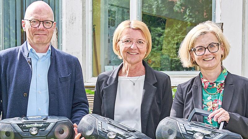 Stefan Echinger, Administrativer Direktor LIfBi (l.), überreichte gemeinsam mit Bildungsreferentin Gabriele Kepic (r.) fünf CD-Player an die Schulleiterin der Erlöser-Mittelschule, Elke Barth. Stefan Echinger, Administrativer Direktor LIfBi (l.), überreichte gemeinsam mit Bildungsreferentin Gabriele Kepic (r.) fünf CD-Player an die Schulleiterin der Erlöser-Mittelschule, Elke Barth.