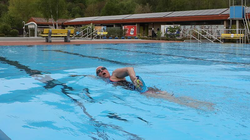 Die ersten Schwimmer ziehen am Freitag (21. Mai) ihre Bahnen im Ebsermare in Ebermannstadt. Die &Ouml;ffnung von Freib&auml;dern ist bis zu einer Sieben-Tage-Inzidenz von 100 erlaubt.Forchheim & Fr&auml;nkische Schweiz