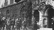 Im November 1935 war der heute so genannte Carl-Eduard-Bau mit Hakenkreuzfahnen geschmückt. In Coburg fand die „Führertagung“ des Nationalsozialistischen Kraftfahrer Korps (NSKK) statt. Auch Adolf Hitler war anwesend.