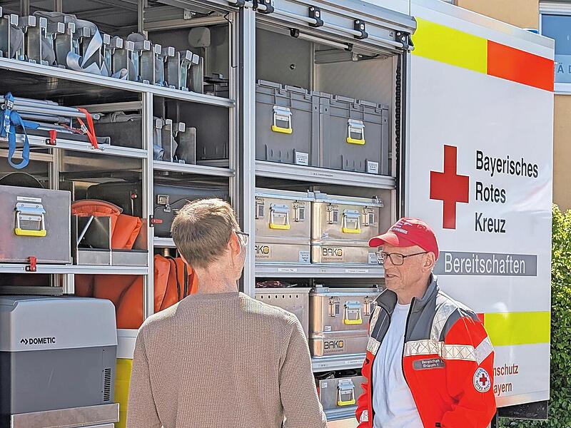 Viele BRKler waren beim Tag der offenen Tür im Einsatz und erklärten den Besuchern die vielfältigen Fahrzeuge. Viele BRKler waren beim Tag der offenen Tür im Einsatz und erklärten den Besuchern die vielfältigen Fahrzeuge.