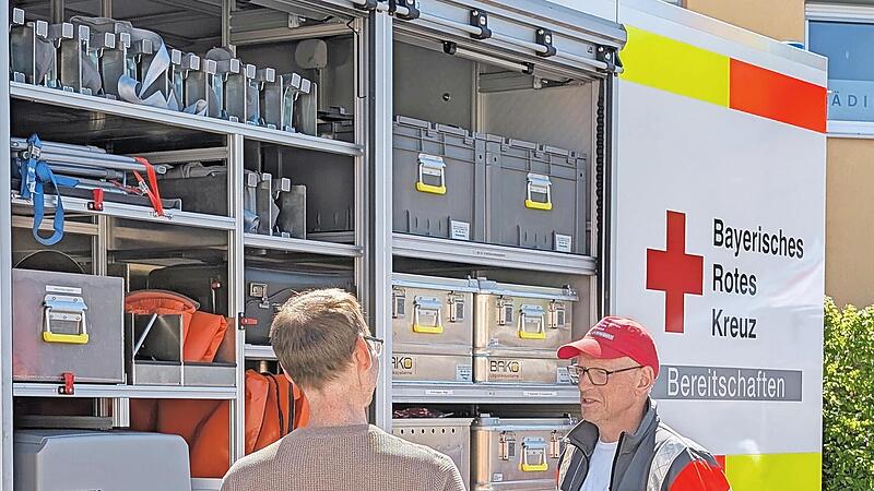 Viele BRKler waren beim Tag der offenen Tür im Einsatz und erklärten den Besuchern die vielfältigen Fahrzeuge. Viele BRKler waren beim Tag der offenen Tür im Einsatz und erklärten den Besuchern die vielfältigen Fahrzeuge.
