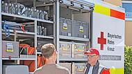 Viele BRKler waren beim Tag der offenen T&uuml;r im Einsatz und erkl&auml;rten den Besuchern die vielf&auml;ltigen Fahrzeuge.