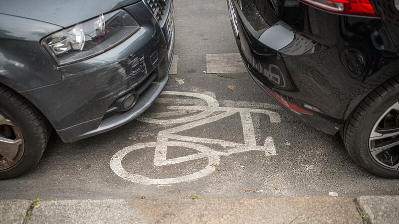 Wer auf einem Fahrradstreifen hält, muss mit hohen Strafen rechnen. Wer auf einem Fahrradstreifen hält, muss mit hohen Strafen rechnen.