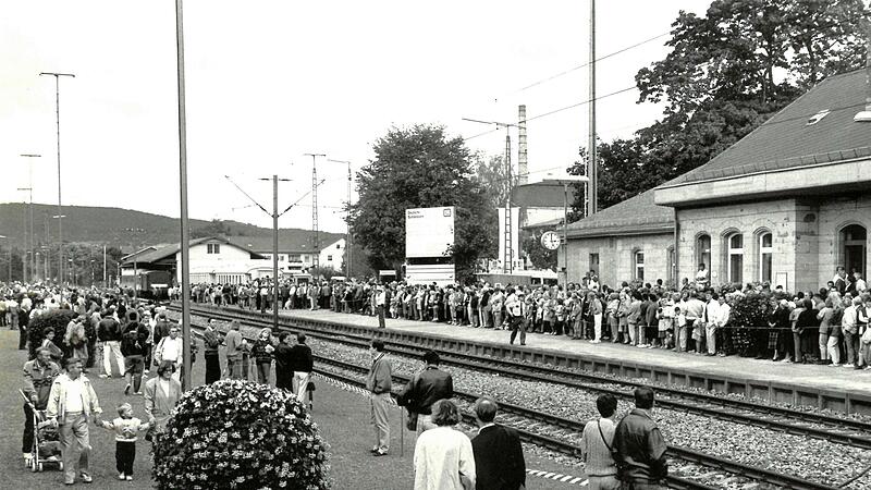 Impression vom Tag des Bahn-Lückenschlusses zwischen Neustadt und Sonneberg. Es war der Samstag, 28. September 1991. Impression vom Tag des Bahn-Lückenschlusses zwischen Neustadt und Sonneberg. Es war der Samstag, 28. September 1991.
