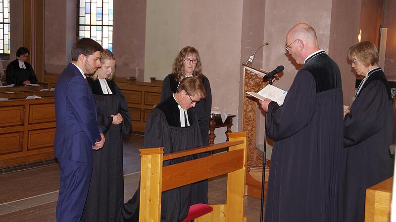 Bei der Ordination (von links) Thomas Schimming, Dorothea Greder, Susanne Ress als Assistierende mit Dekan Oliver Brockmann und Regionalbischöfin Gisela Bornowski. Bei der Ordination (von links) Thomas Schimming, Dorothea Greder, Susanne Ress als Assistierende mit Dekan Oliver Brockmann und Regionalbischöfin Gisela Bornowski.
