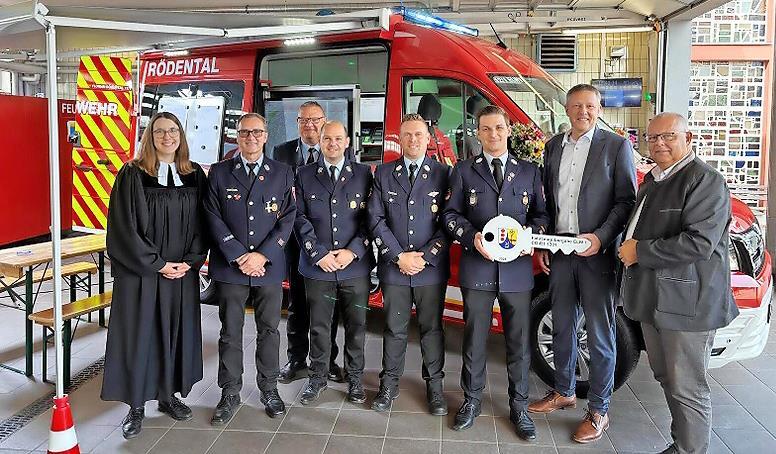 Symbolische Schlüsselübergabe: (v.l.) Pfarrerin Ester Goldammer, stv. Löschzugführer Frank Pommé, KBM Andreas Steller, Löschzugführer Stefan Neumann, stv. Kommandant Thomas Liebermann, Kommandant Patrick Lesch, Bürgermeister Marco Steiner, stv. La...
