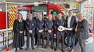 Symbolische Schlüsselübergabe: (v.l.) Pfarrerin Ester Goldammer, stv. Löschzugführer Frank Pommé, KBM Andreas Steller, Löschzugführer Stefan Neumann, stv. Kommandant Thomas Liebermann, Kommandant Patrick Lesch, Bürgermeister Marco Steiner, stv. La...