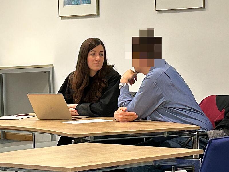 Missbrauchsprozess in Coburg Missbrauchsprozess in Coburg: Hier ist der Angeklagte am sechsten Verhandlungstag im Gespräch mit seiner Verteidigerin Janina Heeg.