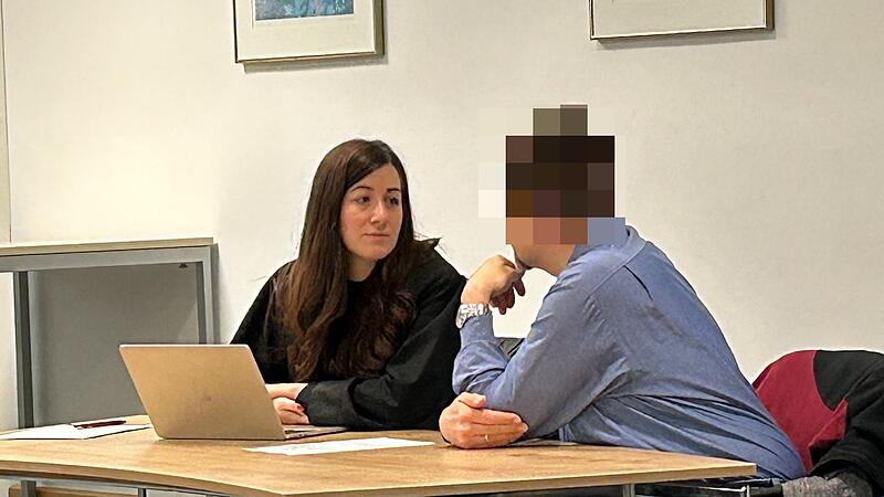 Missbrauchsprozess in Coburg: Hier ist der Angeklagte am sechsten Verhandlungstag im Gespr&auml;ch mit seiner Verteidigerin Janina Heeg.