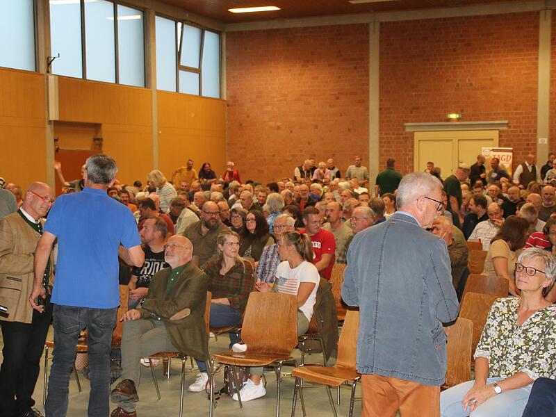 Das Interesse am Vortrag von Dr. Weiler in Untererthal über den Wolf war groß. Das Interesse am Vortrag von Dr. Weiler in Untererthal über den Wolf war groß.