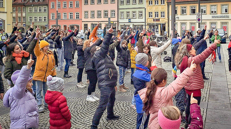 Zahlreiche Bambergerinnen und Bamberger tanzten am Mittwoch auf dem Maxplatz.