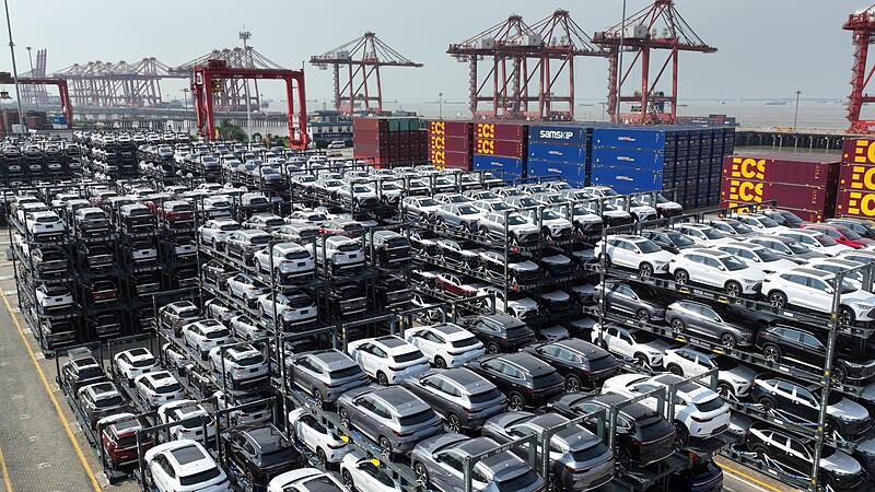 In China warten zahlreiche Autos mit Hybrid- oder Elektroantrieb auf den Export.