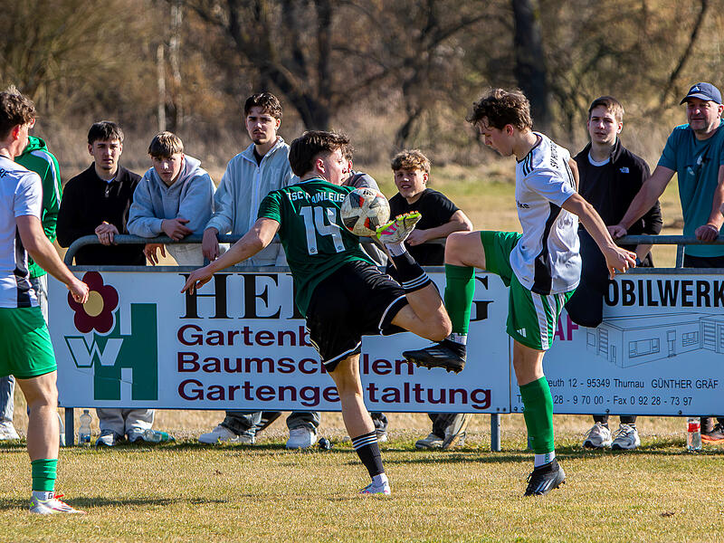 Der Mainleuser Paul Haak (Nr. 14) versucht mit der Hacke den Ball gegen den Hutschdorfer Torsch&uuml;tzen zum 1:1, Franz Hohlweg, zu behaupten.