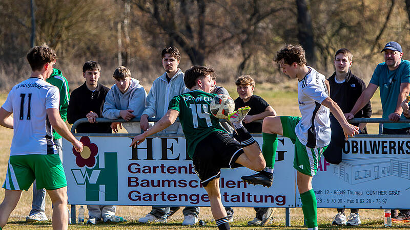 Der Mainleuser Paul Haak (Nr. 14) versucht mit der Hacke den Ball gegen den Hutschdorfer Torsch&uuml;tzen zum 1:1, Franz Hohlweg, zu behaupten.