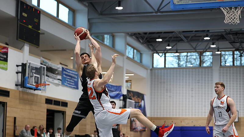 Eggolsheims Julian Roppelt sichert sich einen Rebound.