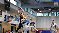 Eggolsheims Julian Roppelt sichert sich einen Rebound.