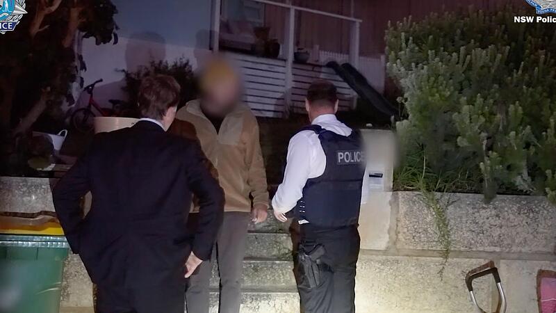 Dieses von der australischen Polizei zur Verfügung gestellte Foto zeigt die Festnahme des Verdächtigen.