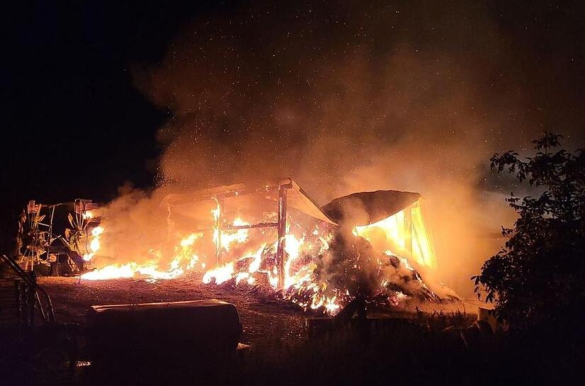 Beim Eintreffen der Feuerwehr stand die Halle bereits in Flammen.