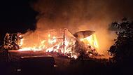 Beim Eintreffen der Feuerwehr stand die Halle bereits in Flammen.