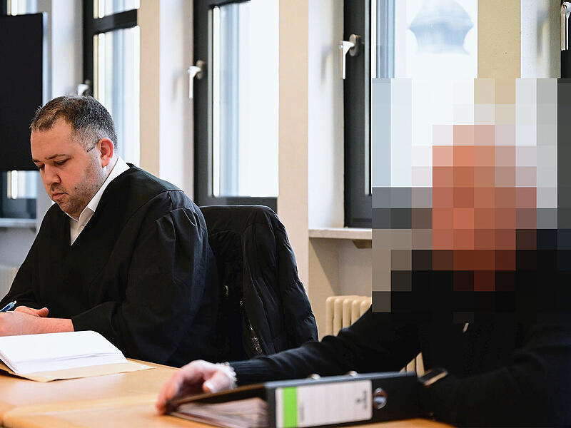 Rechtsanwalt Georg Karl aus Forchheim und der Angeklagte kurz vor Prozessbeginn