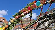 Bunte Ostereier verzieren zurzeit den Brunnen in Kulmbach.