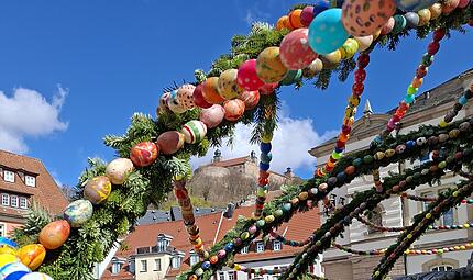 Bunte Ostereier verzieren zurzeit den Brunnen in Kulmbach.