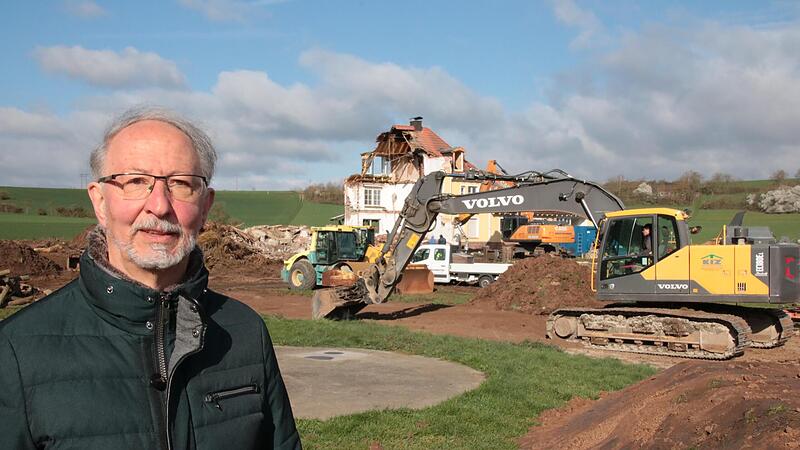 Bürgermeister Peter Bergel an der Baustelle: Im Hintergrund wird aktuell das Gebäude abgerissen, im Bereich rechts vorne beginnen bald die Arbeiten für den Netto-Markt. Bürgermeister Peter Bergel an der Baustelle: Im Hintergrund wird aktuell das Gebäude abgerissen, im Bereich rechts vorne beginnen bald die Arbeiten für den Netto-Markt.