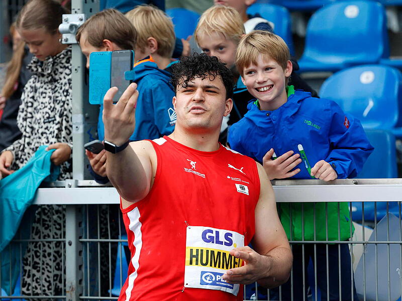 Merlin Hummel nimmt sich bei der Deutschen Meisterschaft in Braunschweig Zeit für seine jungen Fans. Merlin Hummel nimmt sich bei der Deutschen Meisterschaft in Braunschweig Zeit für seine jungen Fans.