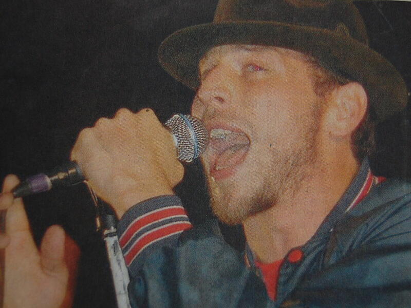 Beatsteaks Sänger Arnim Teutoburg-Weiß Beatsteaks Sänger Arnim Teutoburg-Weiß 2004 beim G-Stock Festival in Neuses an den Eichen. Er wird auch in der Kulturfabrik wieder mit dabei sein!