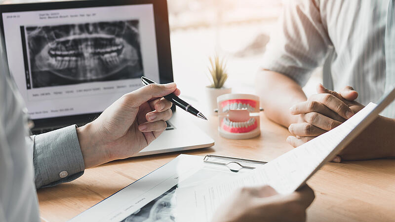 Ein Patient beim Beratungsgespr&auml;ch mit einer Zahn&auml;rztin