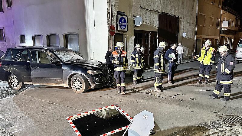 Bei dem Unfall wurden ein Verkehrsschild sowie ein Verkehrsspiegel abgerissen. Der Pkw war gegen die Hausmauer geschleudert worden.