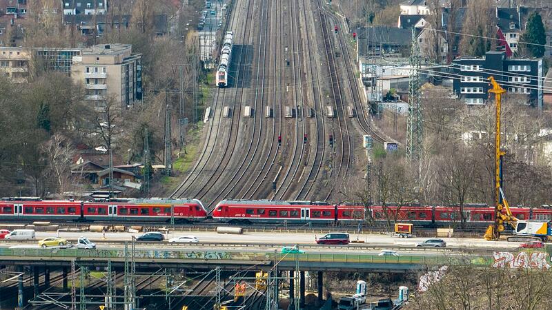 Bahn sperrt Strecke im Ruhrgebiet Bahn sperrt Strecke im Ruhrgebiet