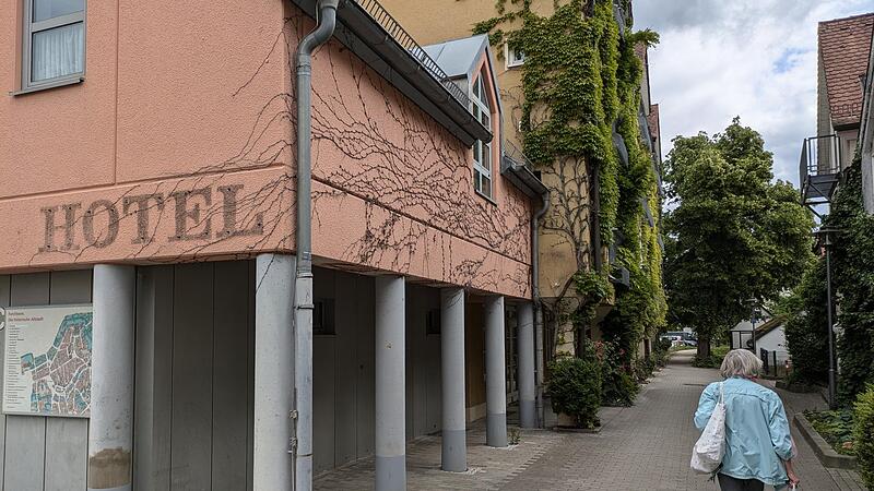 Geht es nach den Plänen der Beruflichen Fortbildungszentren der Bayerischen Wirtschaft (bfz) gGmbH, dann ziehen ins ehemalige Hotel „Kronengarten" schon bald Pflegeazubis ein. Nebendran soll gar eine neue Schule entstehen.
