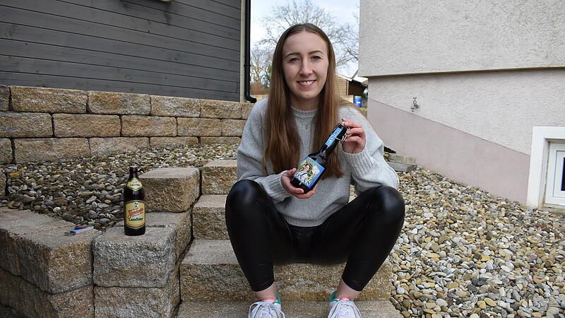 Eva Singer hält eine Bierflasche mit dem Bild der amtierenden Bierkönigin. Im Halbfinale der Wahl zur neuen bayerischen Bierkönigin will sie eine weitere Stufe erklimmen.Forchheim & Fränkische Schweiz
