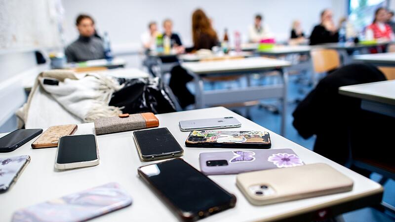 Schriftliche Abi-Prüfung - die Handys werden vorher eingesammelt.