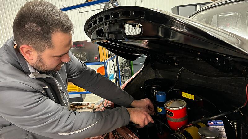 Maximilian Dittrich hat eine Leidenschaft: Alte Autos reparieren so wie diesen Porsche 356.