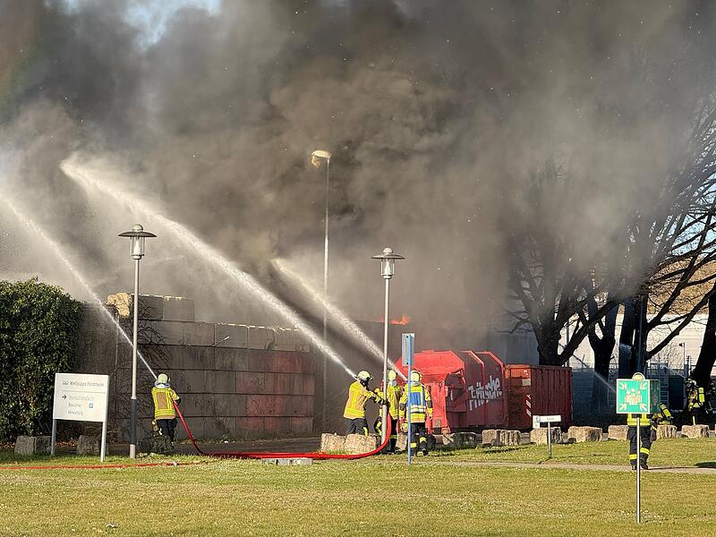 Am Freitag, 4. April 2025, sorgte ein Feuer beim Recyclinghof und Entsorgungsbetrieb Fritsche in Forchheim f&uuml;r einen Gro&szlig;einsatz.