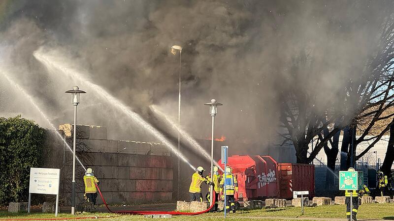 Am Freitag, 4. April 2025, sorgte ein Feuer beim Recyclinghof und Entsorgungsbetrieb Fritsche in Forchheim f&uuml;r einen Gro&szlig;einsatz.