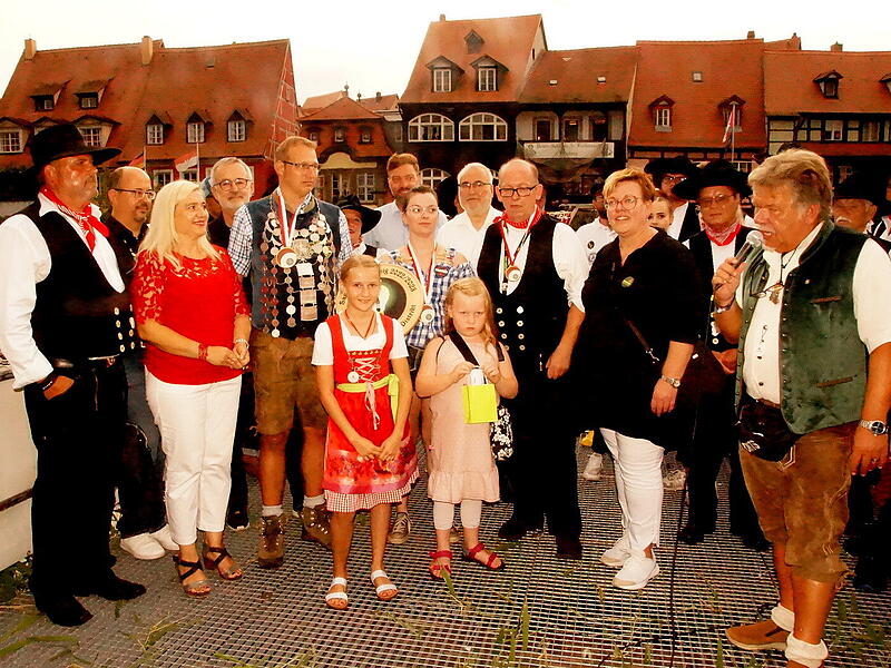 Bei der Proklamation der Schützen wurden als Sieger der Kinder  Johanna Krikava und  Sophie Kropf gekürt. Bei den Erwachsenen  Thomas Bürkel,Anika Winkler und Detlev Franke. Ihnen gratulierten Schirmherrin MdL Melanie Huml,  Bürgervereinsvorsitzende Simone Franke, Schützenvereinsvorstand Georg Schrepfer und Hubert Reinfelder, Vorstand der Gaustädter Bauhandwerker-, Schieferdecker- und Maurerzunft.