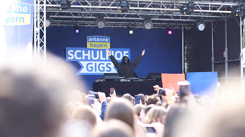 Der Schulhof-Gig 2025: Das erste Konzert von Antenne Bayern gewann die Realschule Schöllnach in Niederbayern. Am Donnerstag, 10. Juli, spielte hier das deutsche Musikprojekt Glockenbach.