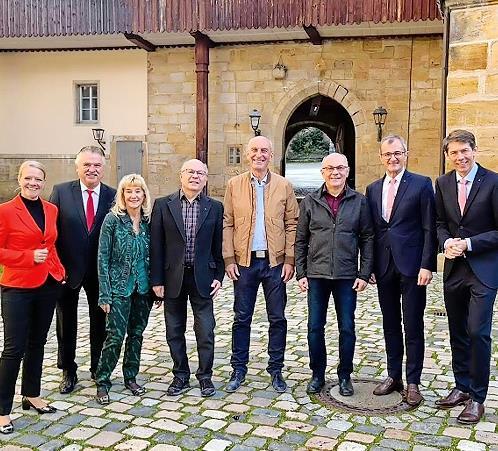 Unser Bild entstand bei der Ruhestands-Verabschiedung der Sparkasse und zeigt (von links) Sandra Wehrend (Generalbevollmächtigte Markt), Landrat Klaus Peter Söllner, Elke Ansorge, Thomas Herold, Klaus Graf, Michael Herold, Vorstandsvorsitzenden Ha...