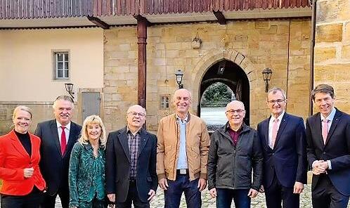 Unser Bild entstand bei der Ruhestands-Verabschiedung der Sparkasse und zeigt (von links) Sandra Wehrend (Generalbevollmächtigte Markt), Landrat Klaus Peter Söllner, Elke Ansorge, Thomas Herold, Klaus Graf, Michael Herold, Vorstandsvorsitzenden Ha...