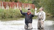 Beim Fliegenangeln ist Fingerspitzengefühl gefragt. Holger Herold (rechts), 45-jähriger Technischer Sekretär an der Hochschule Coburg, ist einer der erfahrensten  Fliegenfischer Deutschlands. Von seinen Ratschlägen profitierte auch unser Sportredakteur Christoph Böger.