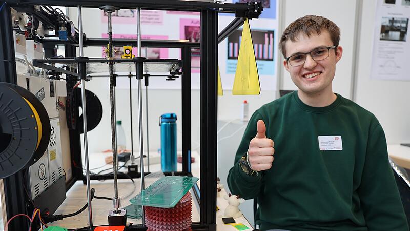 Er ist der Regionalsieger: Johannes Pittroff vom Markgraf-Georg-Friedrich-Gymnasium in Kulmbach hat einen 3D-Drucker mit Werkzeugwechsler selbst gebaut und druckt ein Boot aus.