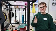 Er ist der Regionalsieger: Johannes Pittroff vom Markgraf-Georg-Friedrich-Gymnasium in Kulmbach hat einen 3D-Drucker mit Werkzeugwechsler selbst gebaut und druckt ein Boot aus.