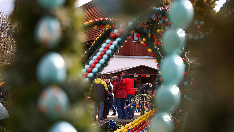 Der Osterbrunnen in Bieberbach bei Egloffstein erstrahlt in den verschiedensten Farben.