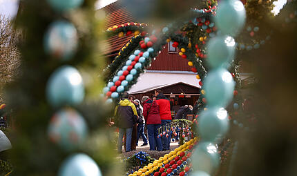 Der Osterbrunnen in Bieberbach bei Egloffstein erstrahlt in den verschiedensten Farben.
