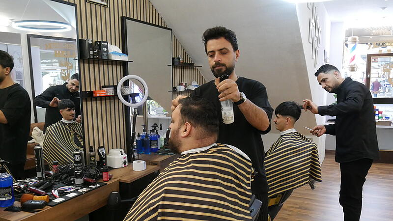Tamer Abulchater (links) und Sulaiman Ismael haben  einen Barbershop am Marktplatz er&ouml;ffnet.